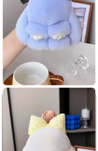 Detalle de llavero de conejo de peluche suave con lazo de lentejuelas y aro rosa