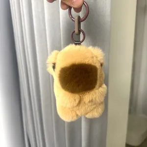 Capibara sleutelhanger van echte rex konijnenbont met paarse haak voor aan de tas