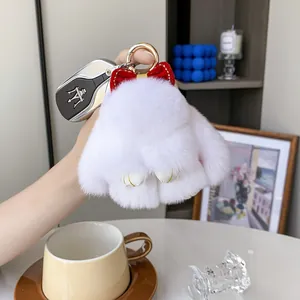Porte-clés lapin en peluche blanc avec nœud en velours rouge et anneau doré pour sac