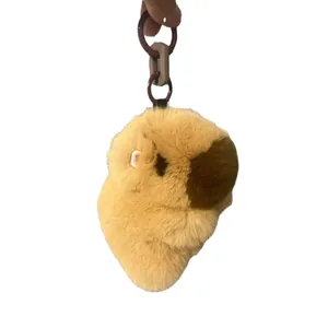 Pluche Capybara sleutelhanger van zacht imitatiebont met een rode plastic haak