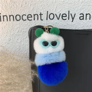 Dettaglio portachiavi a bruco in peluche a tre livelli con occhiali e gancio dorato