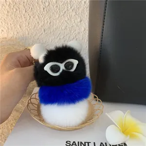 Dettaglio del ciondolo a bruco in peluche tricolore con occhiali e gancio dorato