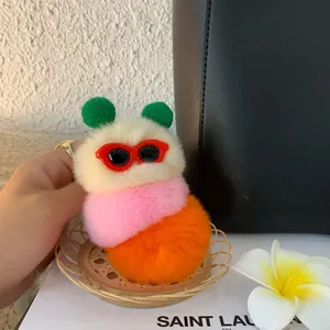 Dettaglio di un portachiavi a bruco in pelliccia di coniglio colorato con occhiali