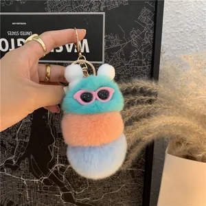 Dettaglio portachiavi a forma di bruco di peluche tricolore con occhiali e gancio