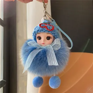 Detail van een schattige blauwe pluche pop sleutelhanger met bont en een gebreide muts