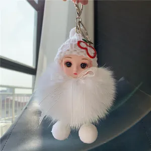 Schattige pluche pop sleutelhanger met witte kunstbont pompon en kers gebreide muts