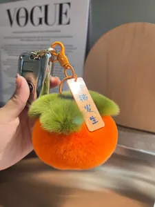 Dettaglio macro del portachiavi di peluche con ciondolo in acrilico e gancio a molla