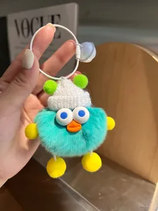 Detail von blauem Plüsch-Enten-Schlüsselanhänger mit Strickmütze und Mattglöckchen-Anhänger