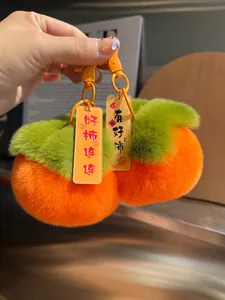 Dettaglio di portachiavi peluche a cachi con finta pelliccia e ciondoli in acrilico