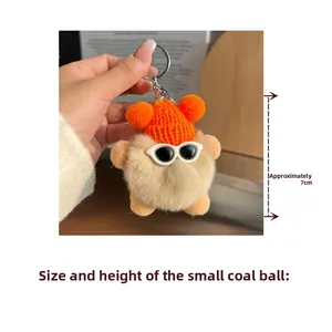 Détail du porte-clés en peluche de 7cm avec bonnet orange et lunettes sur boule beige