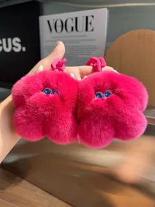 Dettaglio dei portachiavi a mostro in peluche rosa con pupille blu a forma di cuore