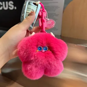 Simpatico portachiavi a stella in peluche rosa con grandi occhi blu e catena spessa rosa