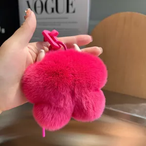 Portachiavi a fiore di peluche rosso rosa con texture morbida e fibbia a D