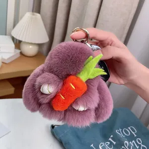 Porte-clés lapin en peluche violet avec carotte et anneau doré sur clé de voiture