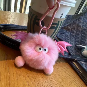 Roze pluizige monster pluche sleutelhanger met vleugels en roze plastic haakje