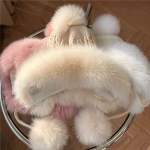 Dettaglio di cappelli in maglia felpata con pompon in ecopelliccia e fodera calda