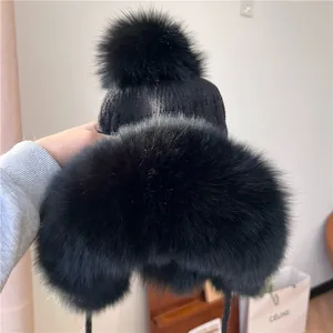 Cappello invernale con paraorecchie in pelliccia, maglia e pompon per il calore