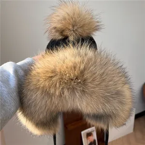 Cappello invernale in maglia con paraorecchie in pelliccia sintetica e pompon grande