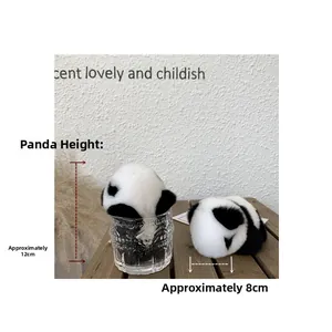 Dettaglio portachiavi panda in pelliccia sintetica soffice, altezza circa 12 cm