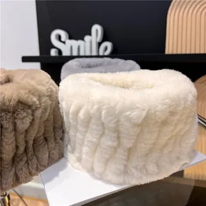 Drie konijnenvacht nekwarmer sjaals in beige, bruin en grijs met gegolfde textuur