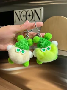Détail de porte-clés en peluche avec bonnets en tricot et lunettes, texture douce