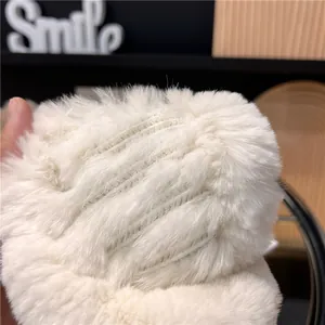 Detailopname van witte konijnenbont sjaal met zachte en luxe pluche textuur