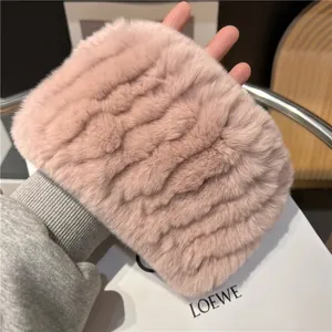 Detail van roze rex konijnenbont nekwarmer met zachte geribbelde textuur en pluche stof