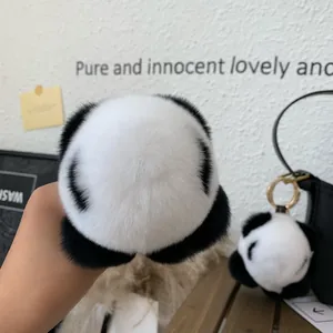 Dettaglio macro del ciondolo per borsa a panda in peluche con pelliccia soffice e anello