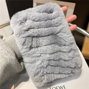 Grijze pluche nekwarmer van konijnenbont met golvende textuur voor winterse warmte
