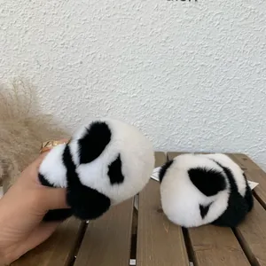 Dettaglio ravvicinato di accessori in peluche a forma di panda nero e bianco soffice