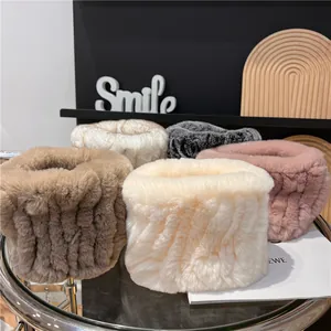 Winterse nekwarmer van imitatiekonijnenbont in diverse kleuren op een modern dienblad