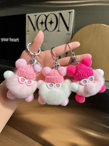 Gros plan détaillé de porte-clés en peluche fausse fourrure de lapin avec bonnets
