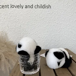 Vista dettagliata di accessori in peluche a forma di panda realizzati in finta pelliccia