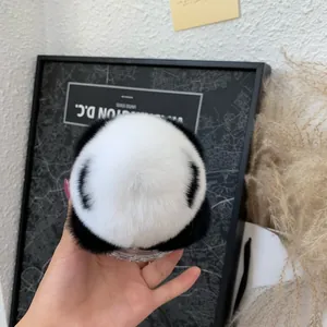 Primo piano del morbido ciondolo panda in peluche con pelliccia sintetica bianca e nera