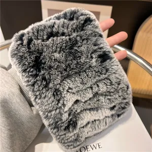 Macrodetail van de zachte grijs-witte rex konijnenbonttextuur op de winterse nekwarmer