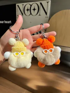 Gros plan d'un joli porte-clés en fausse fourrure de lapin avec lunettes et bonnet tricoté