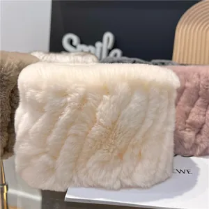Macro-opname van de beige faux fur nekwarmer met zachte textuur en gebreid patroon