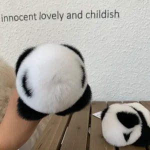 Simpatico portachiavi a forma di panda in pelliccia sintetica per borse e zaini