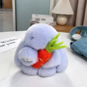 Porte-clés lapin en peluche violet avec carotte sur fond de marbre blanc élégant
