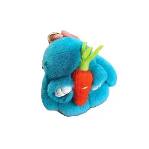 Porte-clés lapin en fourrure bleu roi tenant une carotte avec clip en métal doré chic