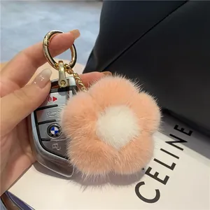 Mignon porte-clés fleur en peluche rose avec texture imitation vison et anneau doré