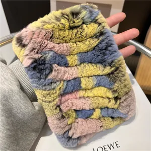 Detailopname van een dikke meerkleurige pluche sjaal met gele, blauwe en roze imitatiebont-look