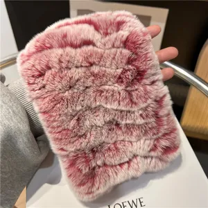 Detailopname van roze en beige imitatiebont nekwarmer met zachte pluche textuur
