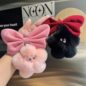 Llavero de peluche de conejo rex con flores para espejos de coche y bolsos en rosa