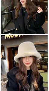 Détail du bob en fausse fourrure blanc crème assorti avec un manteau en laine noir