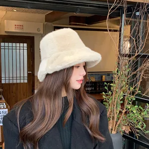 Winter bucket hat van crème wit imitatiebont pluche materiaal voor warme bescherming
