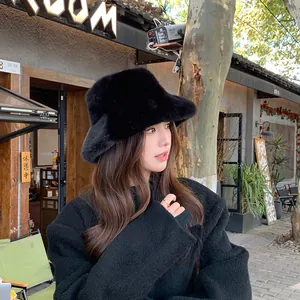 Stijlvolle zwarte bucket hat van imitatiebont voor dames biedt warmte en een trendy winterlook