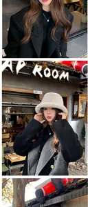 Détail d'un chapeau bob en peluche blanc et d'un manteau en laine noir avec collier