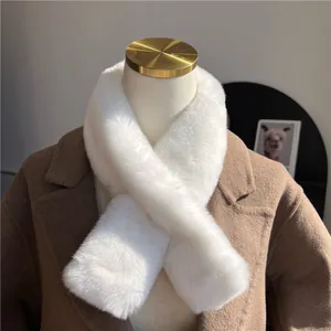 Sciarpa bianca in ecopelliccia con design a incrocio su cappotto beige