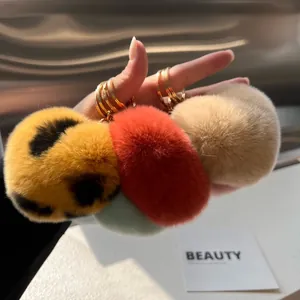 Detailopname van pluizige hartvormige sleutelhangers van imitatiebont in diverse kleuren
